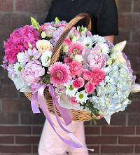Композиция солнечный день в Данилове Цветочная композиция из Розы, Хризантемы, Пионы и Лизиантусы в корзине в Данилове